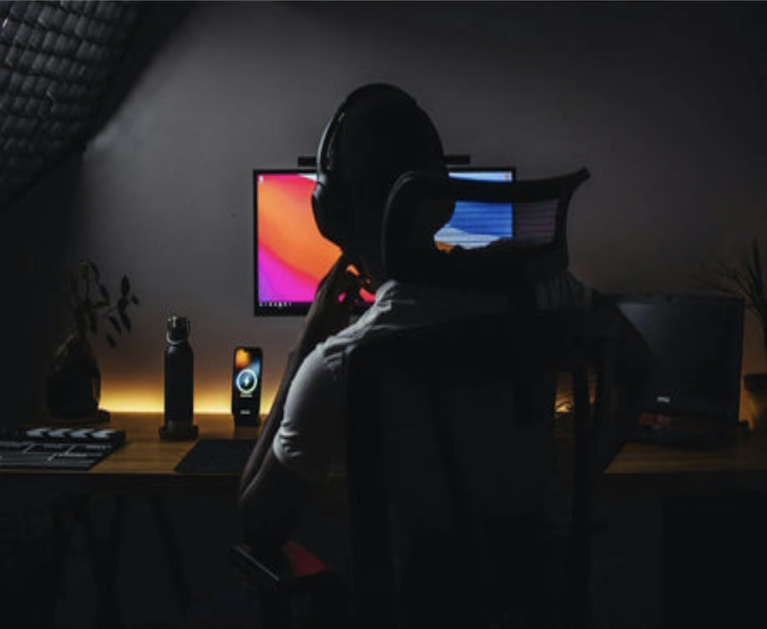 Travailler assis sans abîmer sa santé : habitudes simples… et le bon équipement au bon moment