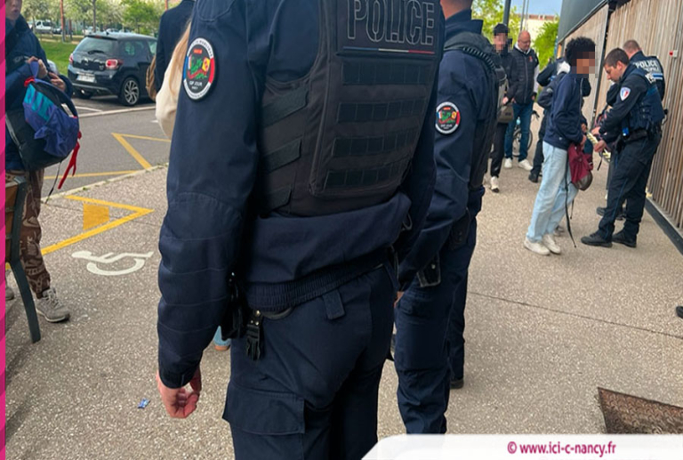 Vidéo. La police contrôle les sacs des élèves aux portes d'un collège de Nancy