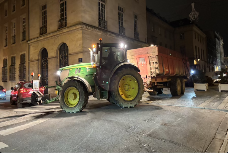 Vidéo. À Nancy, les agriculteurs déversent du fumier devant la préfecture de Meurthe-et-Moselle