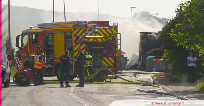 Tomblaine : un camion-benne prend feu en pleine tournée des ordures