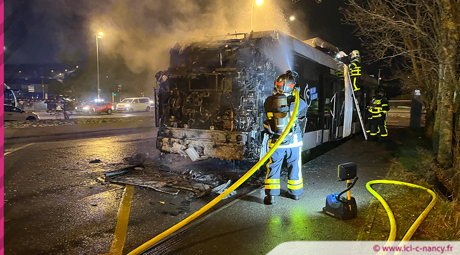 Bus en feu