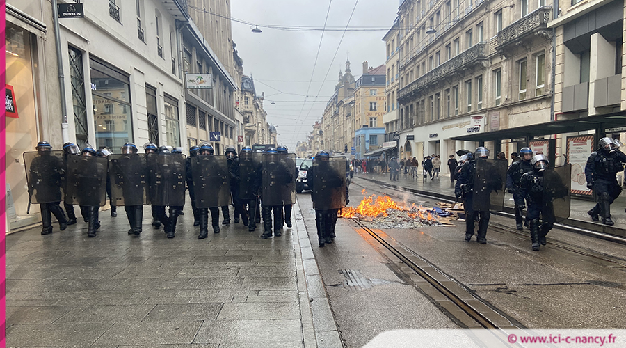 Manif230223 feu